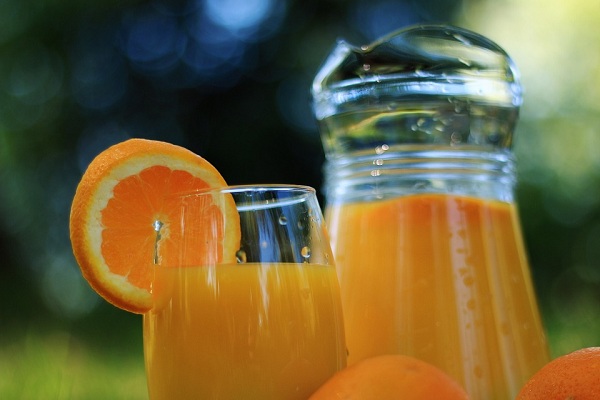 9 литров из 4 плодов: секретный рецепт апельсинового сока на большую компанию
