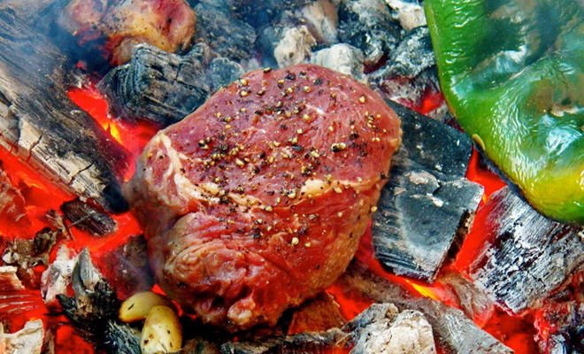 Стейк президента: готовим мясо прямо в углях