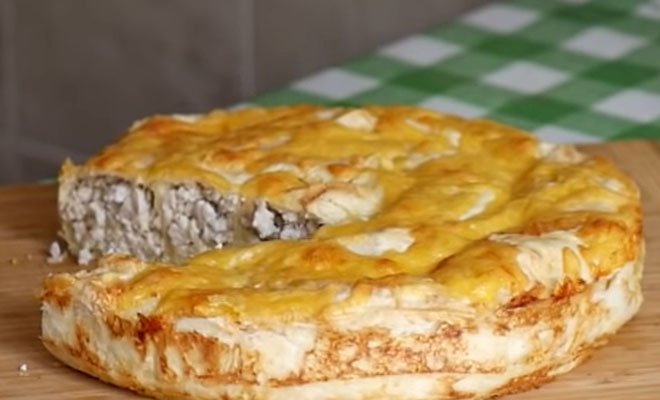 Пирог с мясом без возни с тестом: завернули и в духовку