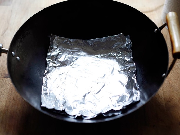 Коптильня на городской кухне: сделали из фольги и сковородки