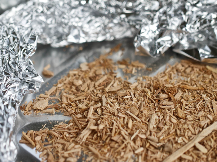 Коптильня на городской кухне: сделали из фольги и сковородки