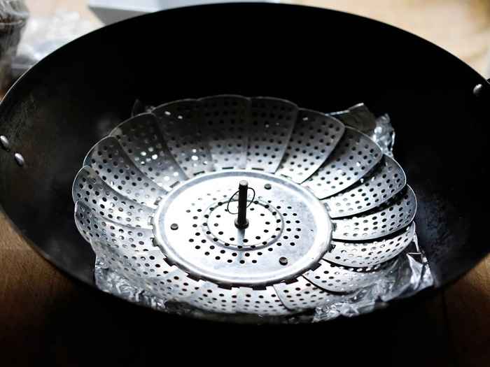 Коптильня на городской кухне: сделали из фольги и сковородки