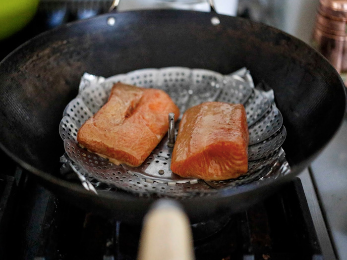 Коптильня на городской кухне: сделали из фольги и сковородки