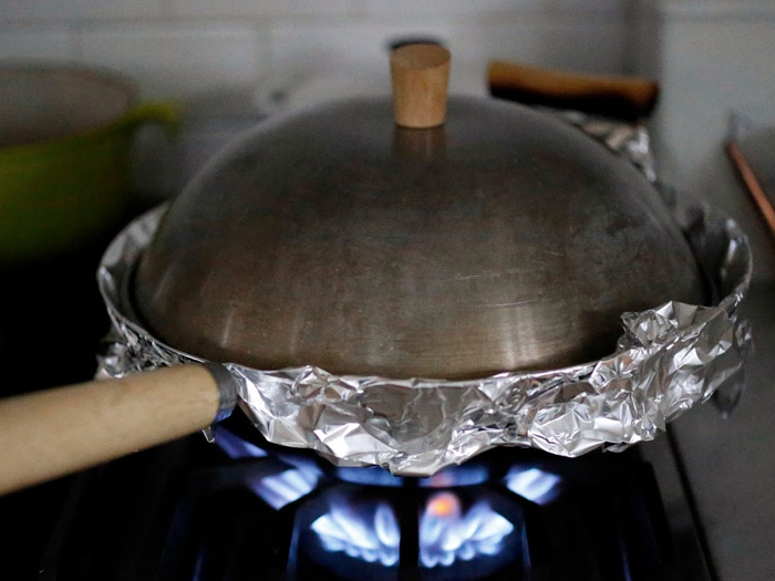 Коптильня на городской кухне: сделали из фольги и сковородки