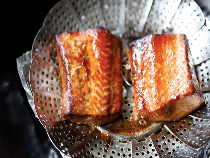 Коптильня на городской кухне: сделали из фольги и сковородки