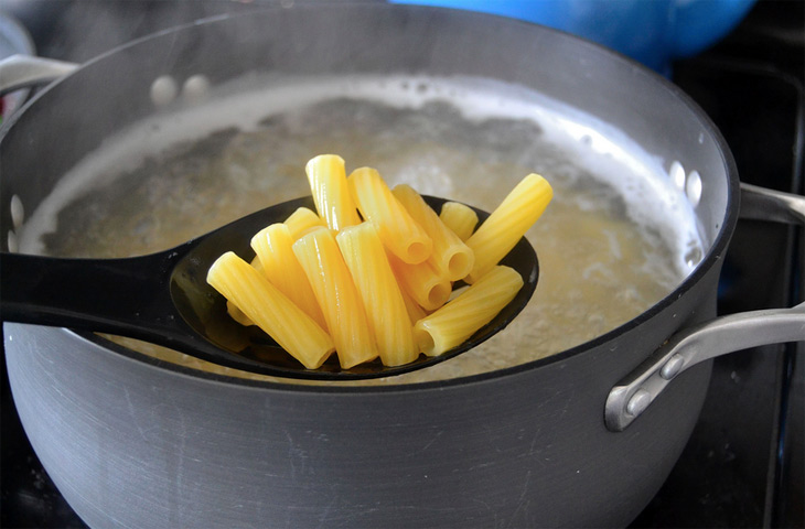 Полпачки макарон и горячая духовка: превратили скучный продукт в праздник