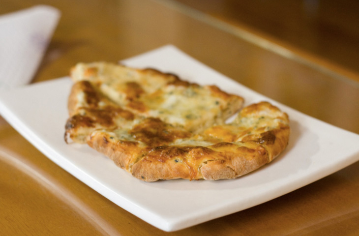 Жарим лепешки на замену хлебу: добавили в тесто сыр и лук