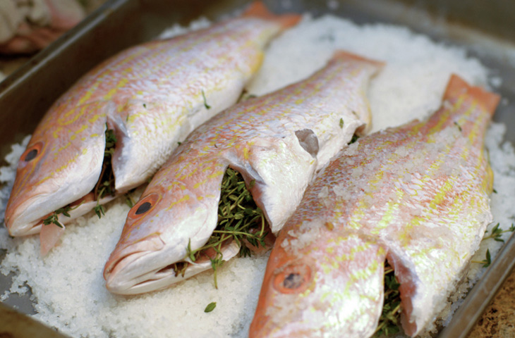 Засыпаем рыбу солью с горкой: готовим способом рыбаков