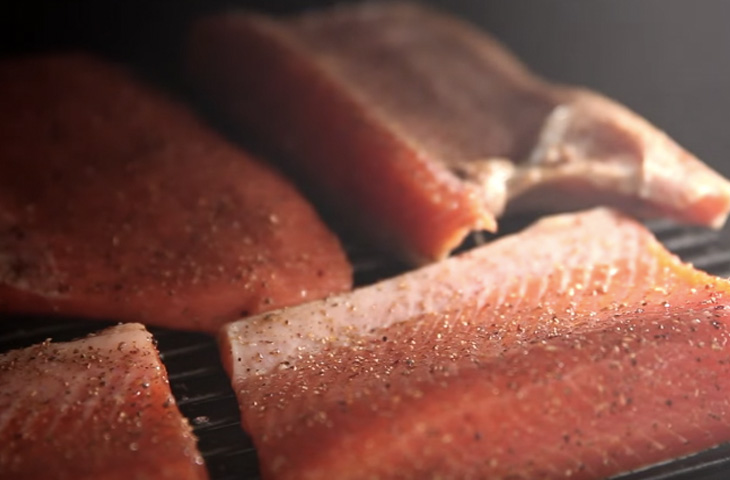 Пастрома из красной рыбы: делаем закуску-деликатес из семги или лосося