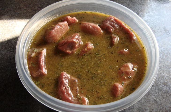 Маринады для свинины делают мясо сочным и мягким. 10 рецептов от шефов