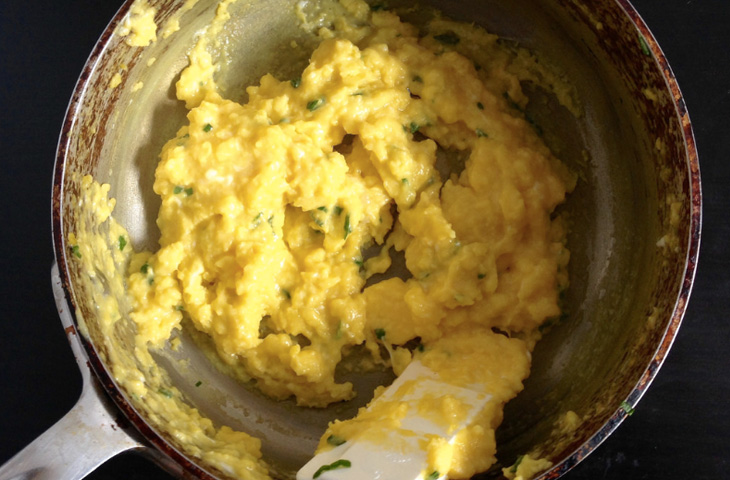 Яичница-болтунья: сочный способ приготовить яйца