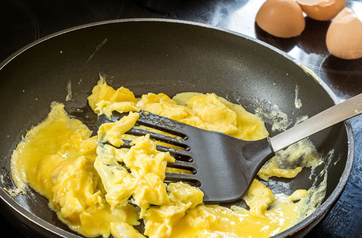 Яичница-болтунья: сочный способ приготовить яйца