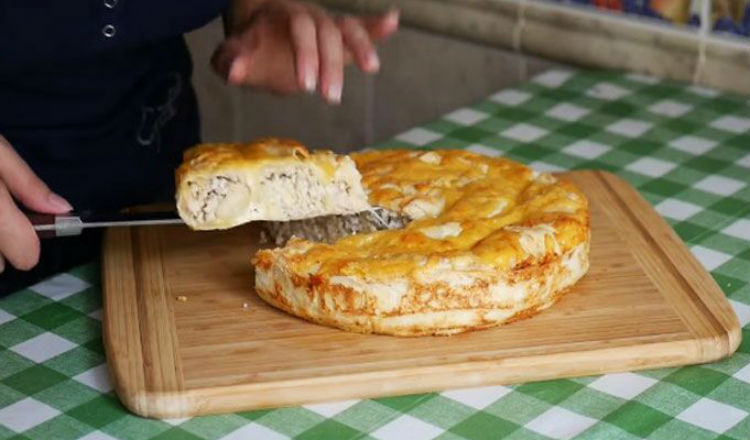 Пирог с мясом без возни с тестом: завернули и в духовку