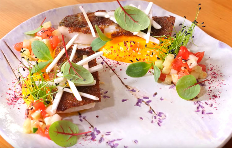 Жарим рыбу на куске хлеба: получается сочно и не пригорает