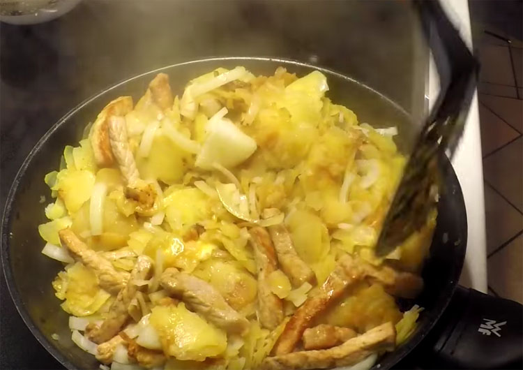 Картошка по-немецки на сковороде: обед и ужин сразу