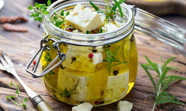 Маринованный сыр просто находка: делается быстро и хранится долго
