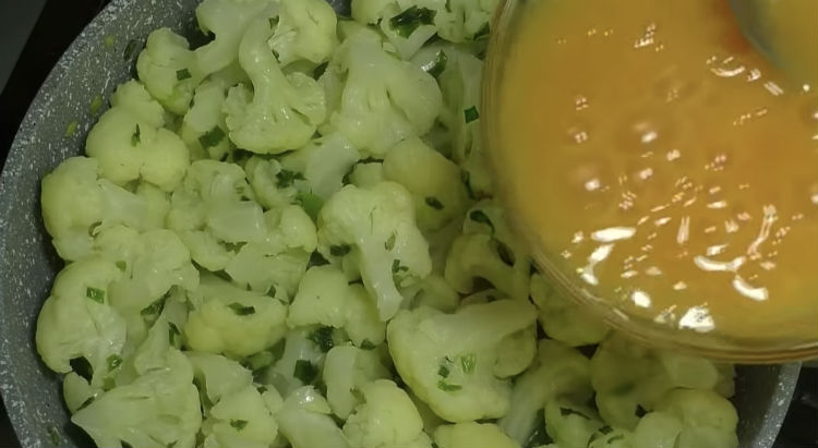 Разбиваем яйца в цветную капусту: быстрый и сытный гарнир ко всему