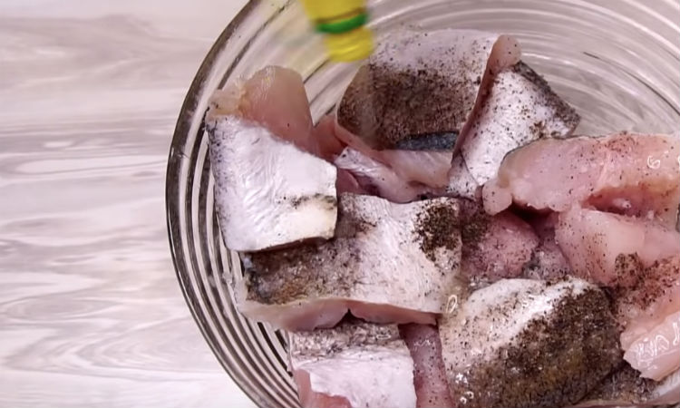 Рыба в капусте: сделали сразу ужин с гарниром