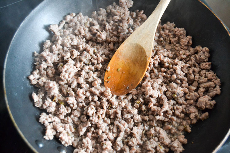 Пирог с мясом без возни с тестом: завернули и в духовку