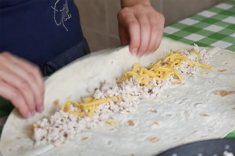 Пирог с мясом без возни с тестом: завернули и в духовку
