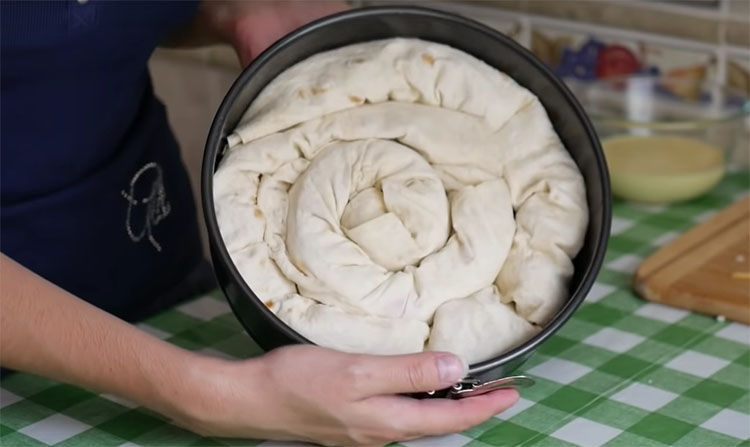 Пирог с мясом без возни с тестом: завернули и в духовку