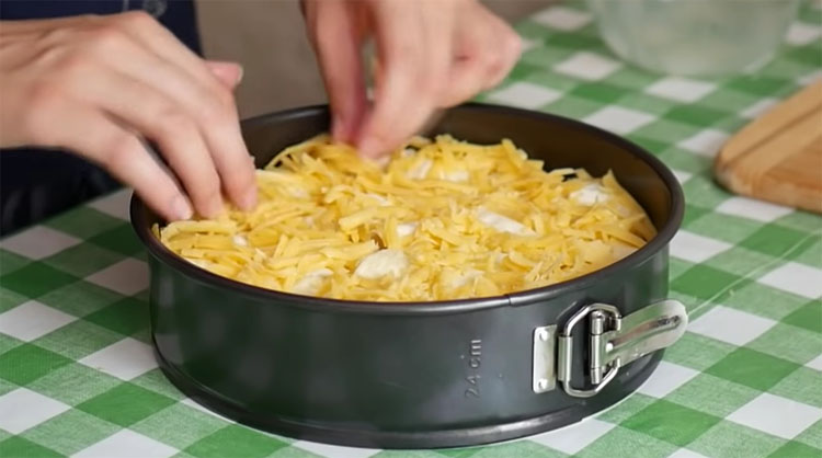 Пирог с мясом без возни с тестом: завернули и в духовку