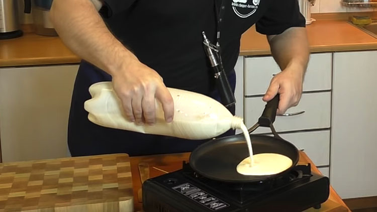 Блины в бутылке: замешиваем и заливаем на сковороду