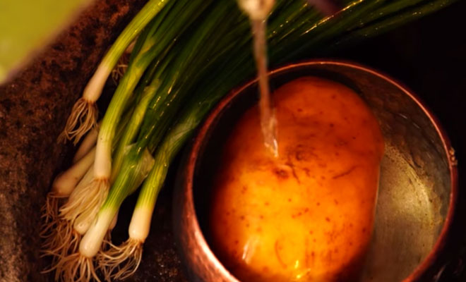 Берем самую большую картофелину и делаем вкуснейшее блюдо