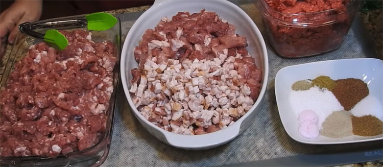 Взяли 2 килограмма мяса и сделали копченой колбасы на месяц