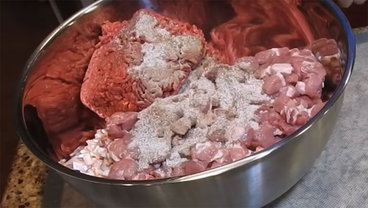 Взяли 2 килограмма мяса и сделали копченой колбасы на месяц