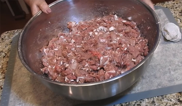 Взяли 2 килограмма мяса и сделали копченой колбасы на месяц