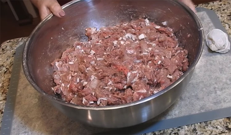 Взяли 2 килограмма мяса и сделали копченой колбасы на месяц