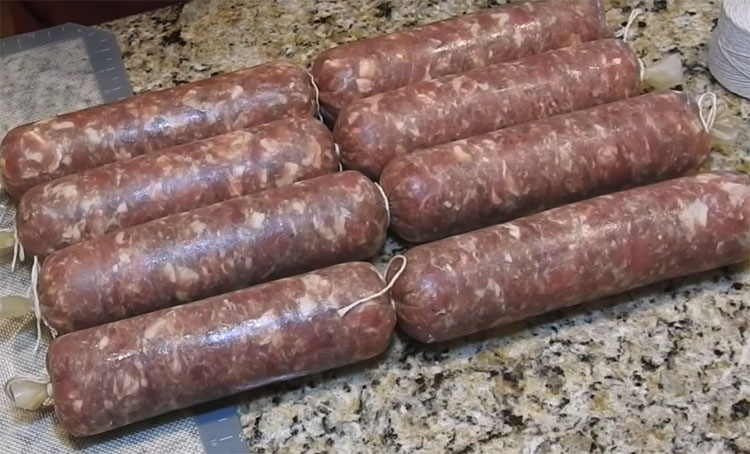 Взяли 2 килограмма мяса и сделали копченой колбасы на месяц