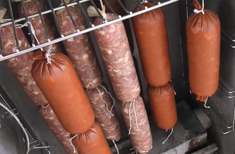 Взяли 2 килограмма мяса и сделали копченой колбасы на месяц