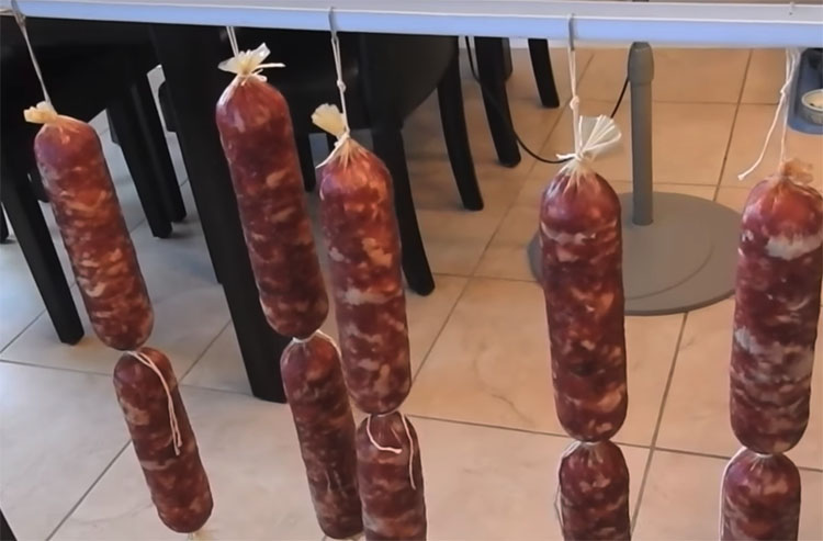 Взяли 2 килограмма мяса и сделали копченой колбасы на месяц