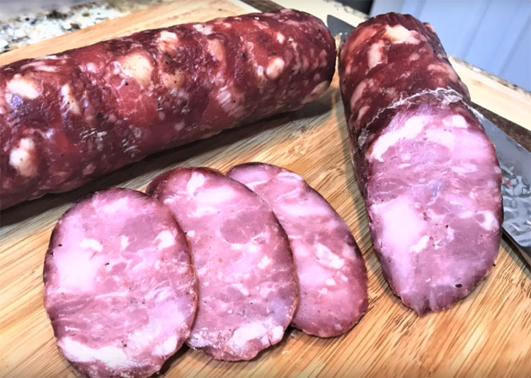 Взяли 2 килограмма мяса и сделали копченой колбасы на месяц