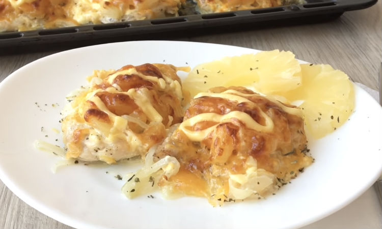 Мясо под сыром запекаем сразу с картошкой: гарнир больше не нужен