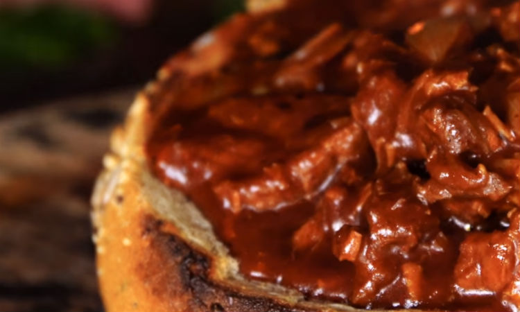 Кладем мясо прямо в буханку хлеба