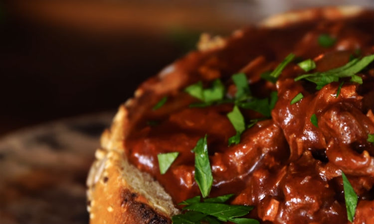 Кладем мясо прямо в буханку хлеба