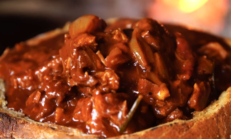 Кладем мясо прямо в буханку хлеба