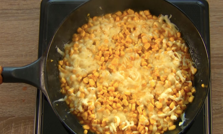 Открыли банку кукурузы и на сковородку: смешали с сыром и сразу на стол