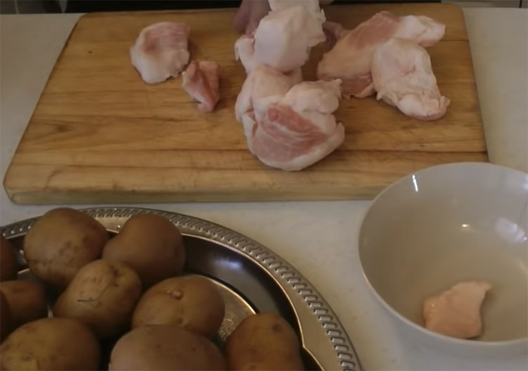 Берем картошку и 100 грамм жира: насаживаем на шампур и наслаждаемся вкусом