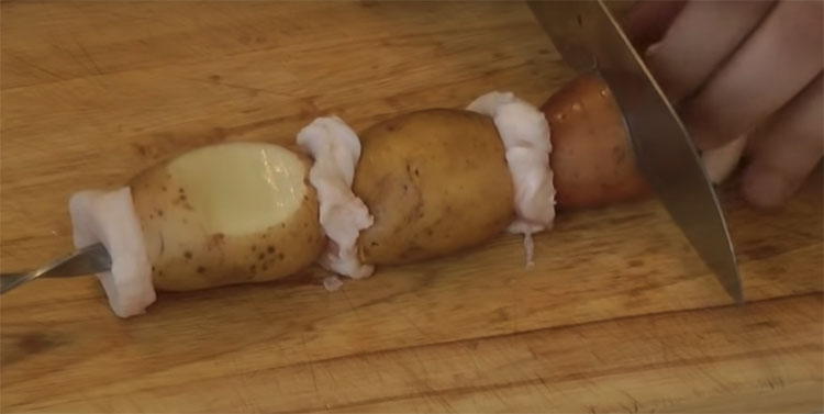 Берем картошку и 100 грамм жира: насаживаем на шампур и наслаждаемся вкусом