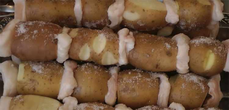 Берем картошку и 100 грамм жира: насаживаем на шампур и наслаждаемся вкусом