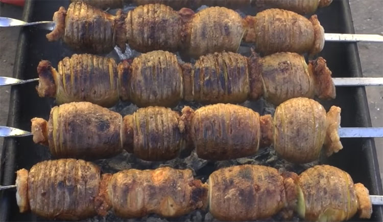 Берем картошку и 100 грамм жира: насаживаем на шампур и наслаждаемся вкусом