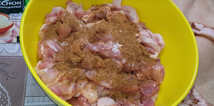 Куриный рулет из голеней: сделали закуску на замену колбасе и не пожалели