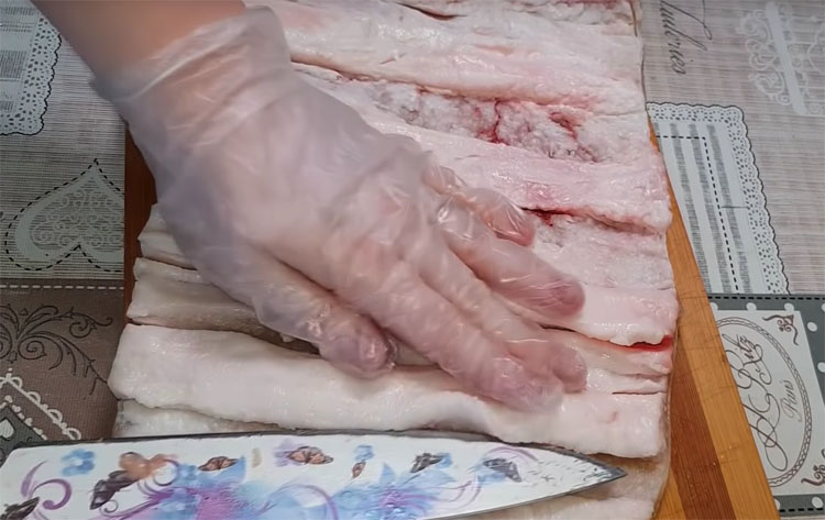 Куриный рулет из голеней: сделали закуску на замену колбасе и не пожалели