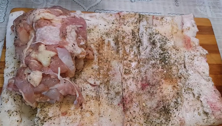 Куриный рулет из голеней: сделали закуску на замену колбасе и не пожалели