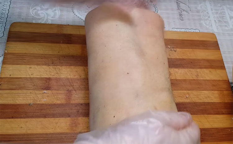 Куриный рулет из голеней: сделали закуску на замену колбасе и не пожалели