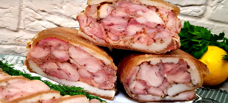 Куриный рулет из голеней: сделали закуску на замену колбасе и не пожалели